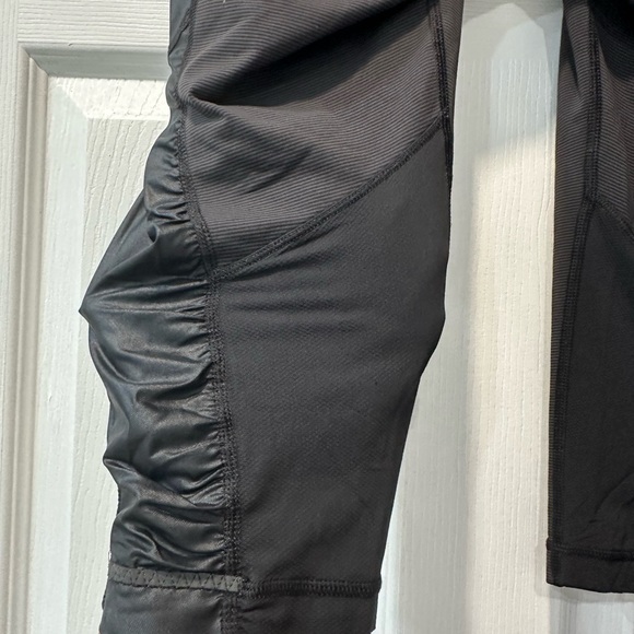 Lululemon Black & Charcoal Stripes Ruched Leg Crop Capri Leggings - Picture 5 of 14